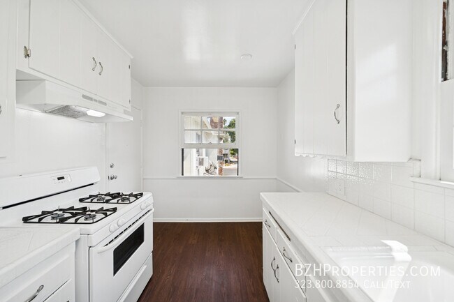 Foto del edificio - 5305 Vantage Ave