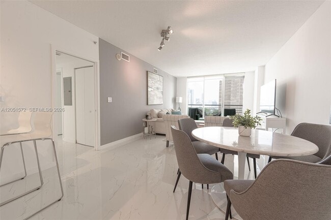 Foto del edificio - 335 S Biscayne Blvd
