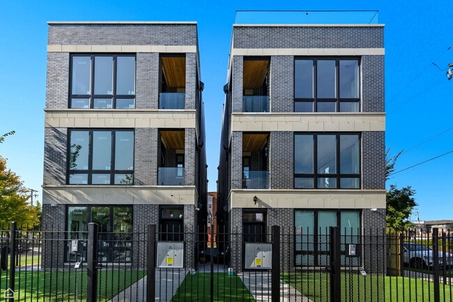 Building Photo - 3902 S Lake Park Ave