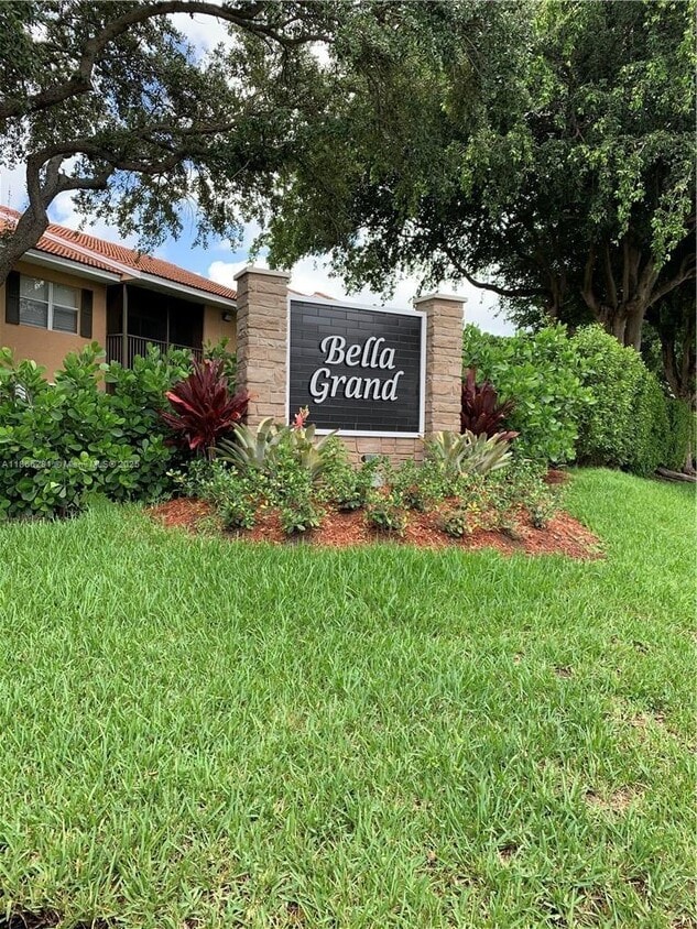 Foto principal - 10330 NW 8th St