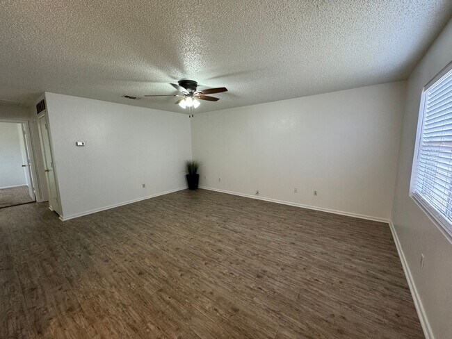 Foto del edificio - 8210 Vernon Ave