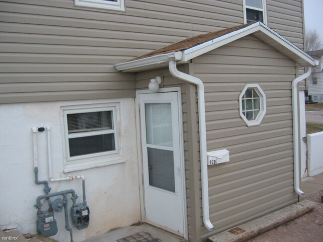 Building Photo - 2 br, 1 bath Duplex - 820 3rd Street 8201/2