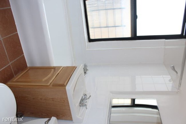 Foto del edificio - 1 br, 1 bath  - 2301 Creston Ave 3A