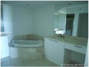 Foto del edificio - 14951 Royal Oaks Ln