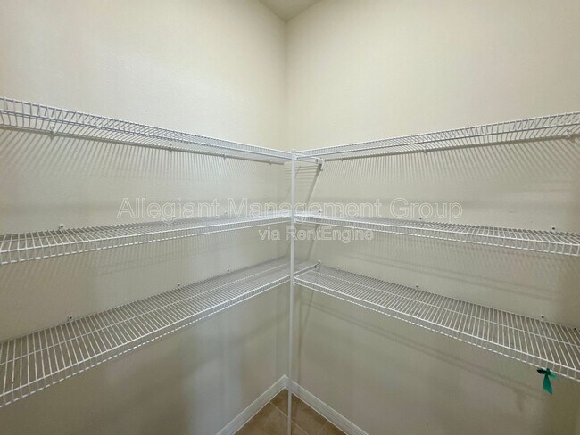 Foto del edificio - 5371 Pine Lilly Dr