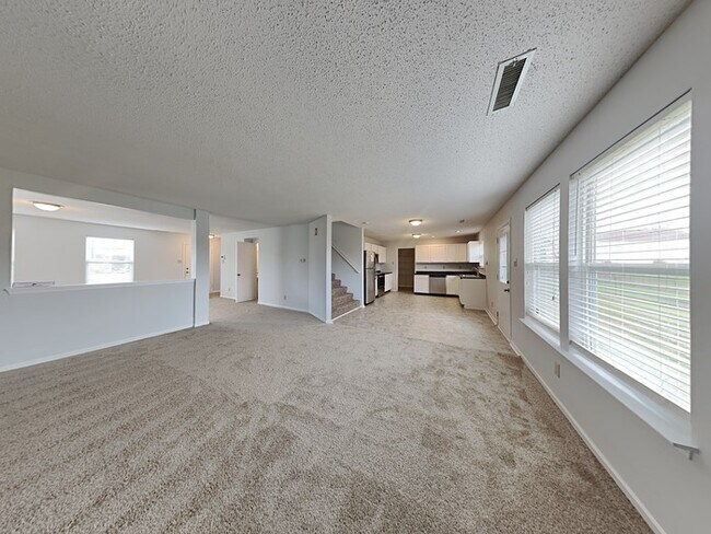 Building Photo - HOLIDAY SPECIAL - GRAND 3 bed 2.5 bath