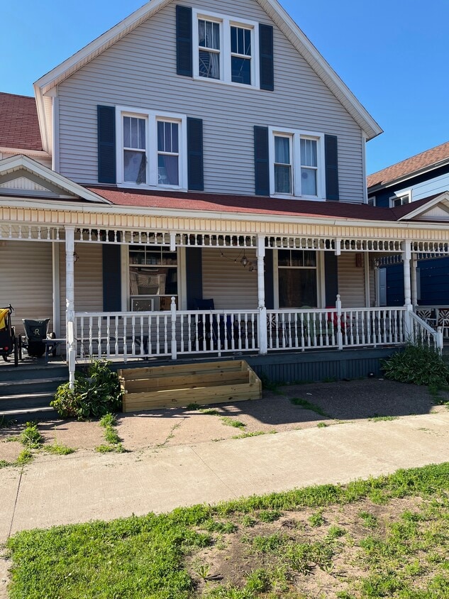 Building Photo - 216 W Peck St