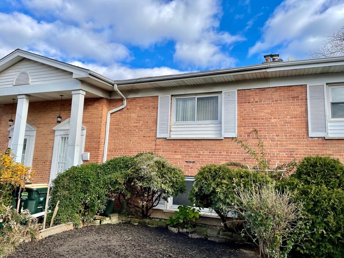 Primary Photo - 7873 N Nordica Ave