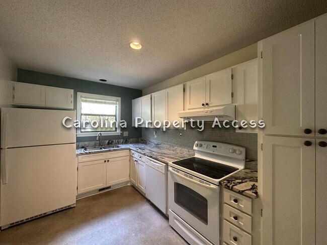Building Photo - 213 Cedarwood Ln