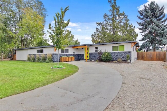 Building Photo - 3909 W Normandie Dr