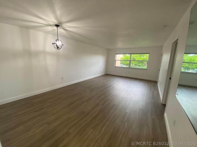 Foto del edificio - 6850 Royal Palm Blvd