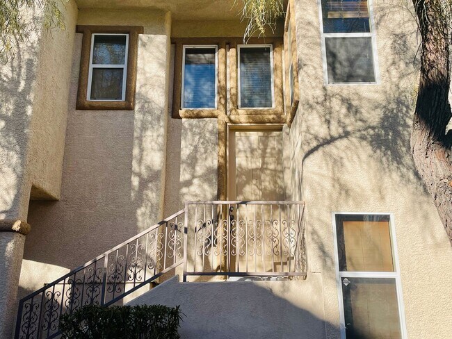 Foto del edificio - Spacious 3-Story Plus Loft Bedroom, New Floors, New paint, No Carpet