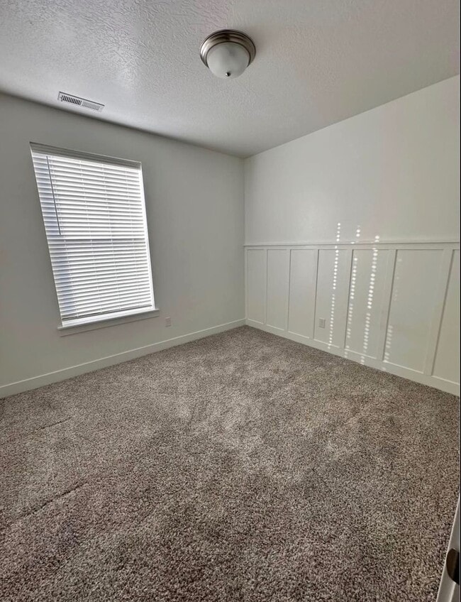 Foto del edificio - ? For Rent: Beautiful 3-Bedroom, 2-Bathroo...