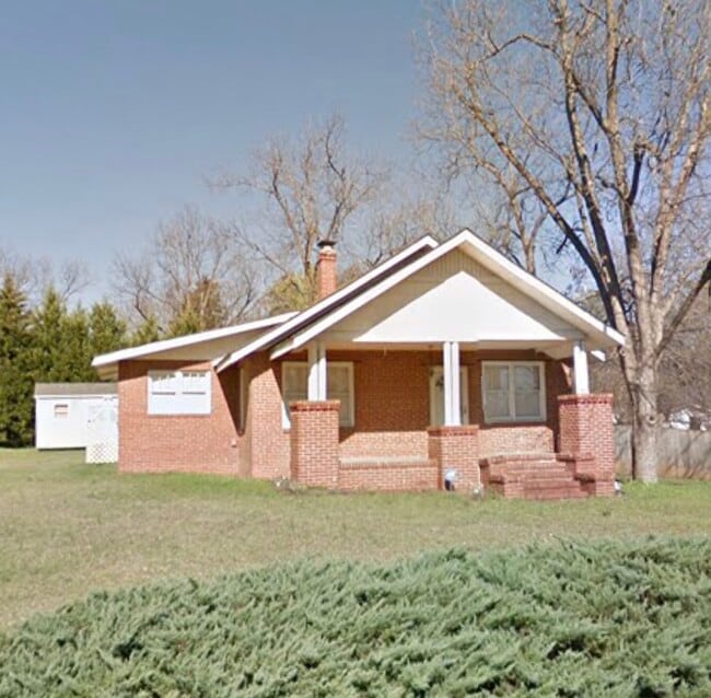 Building Photo - 1518 Summerhill Rd