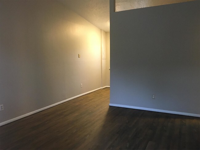 Building Photo - 925 Drake Dr