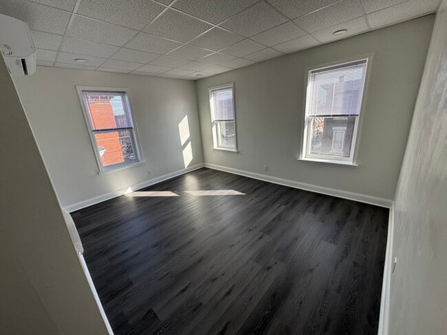 Foto del edificio - 1527 Tasker St