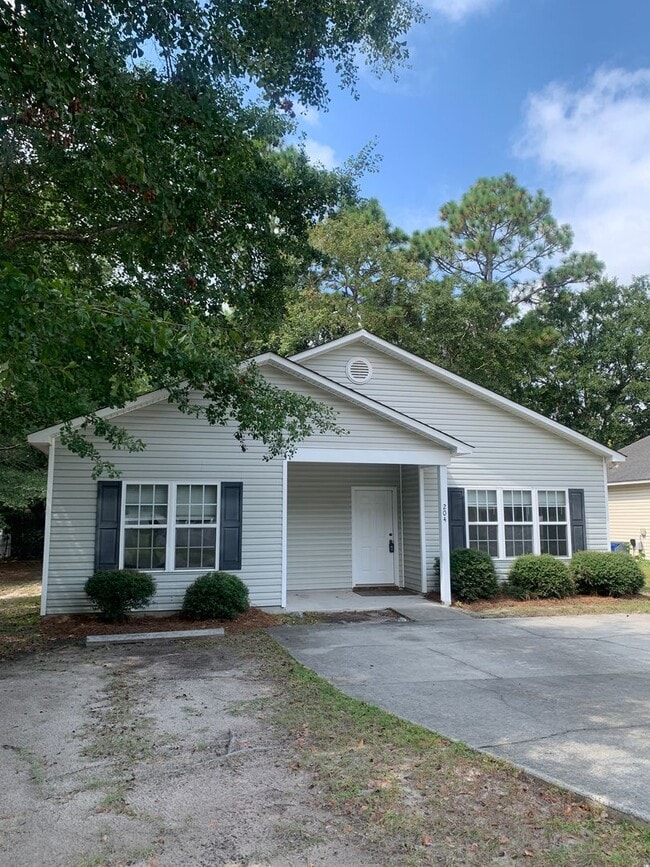 Building Photo - 204 Charter Dr