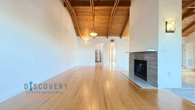 Foto del edificio - Elegant and Unique Top Floor Unit