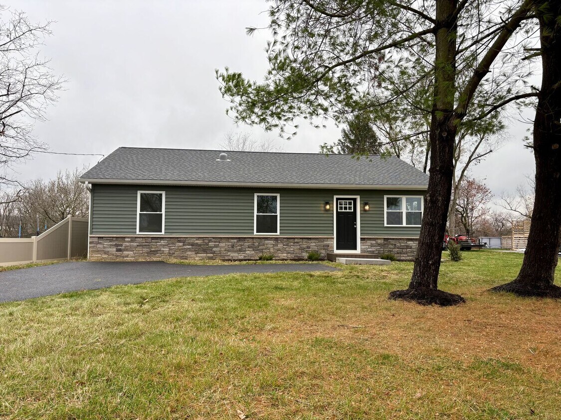 Foto principal - Newly Built 3 Bedroom 1.5 Bathroom Available in Spring Grove!