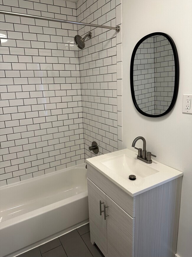 Full Bathroom - 2411 Alameda St