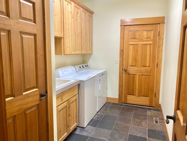 Building Photo - 2564 NW Shields Dr