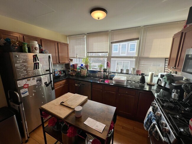 Foto del edificio - 9/1 Renovated 4BR/2BA with laundry in unit, AC near Porter/Harvard!