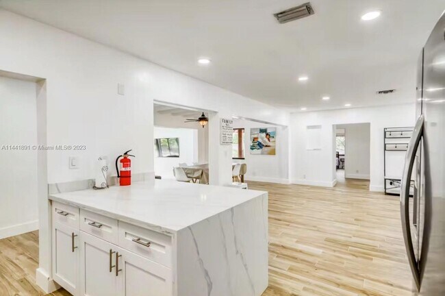 Foto del edificio - 2639 Monroe St