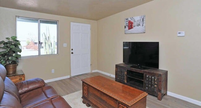 livingroom - 1222 E Lee St