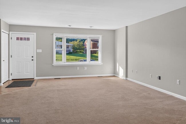 Building Photo - 562 Susan Dr