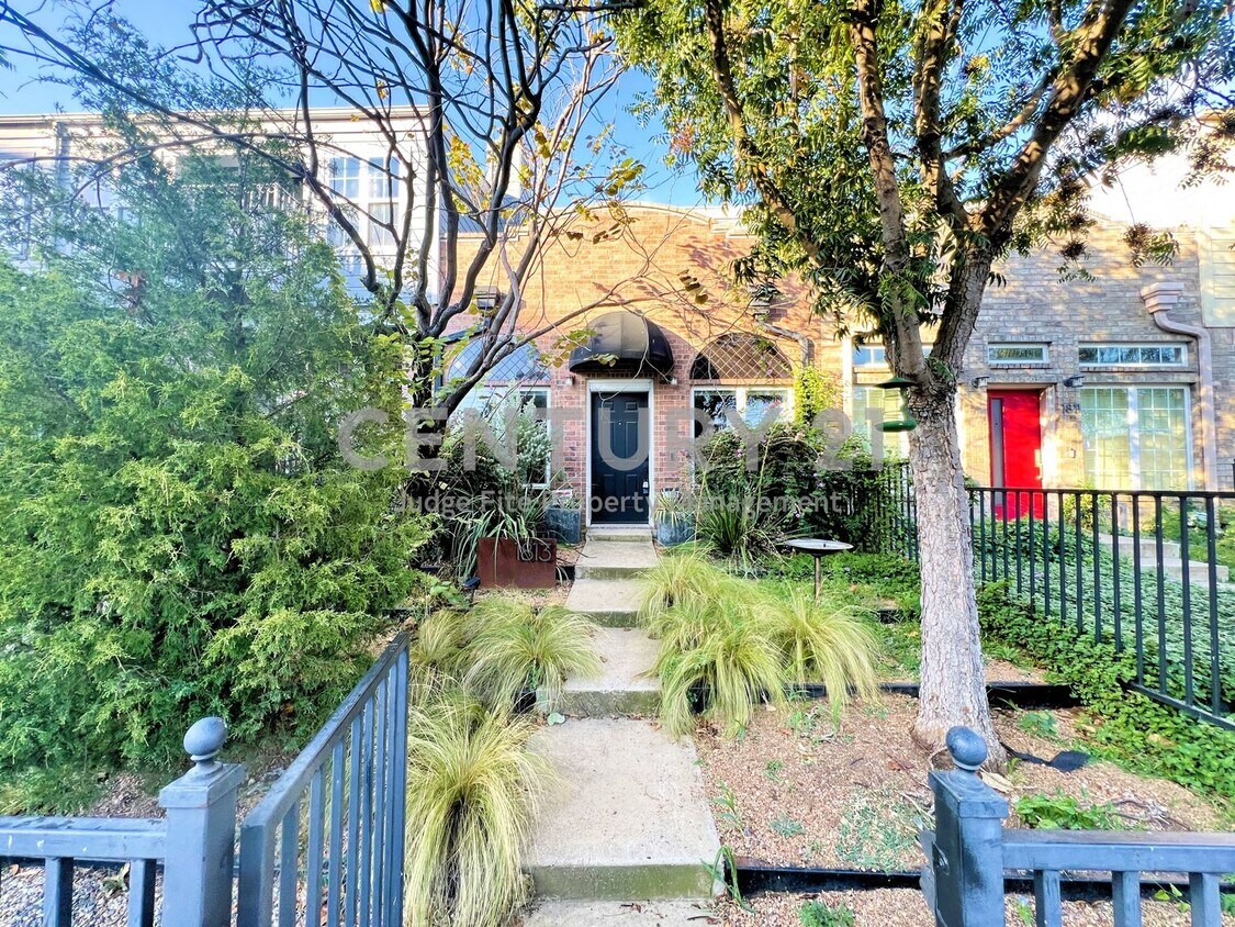 Primary Photo - 2-Story 2/2/2 Townhome with Great Downtown...