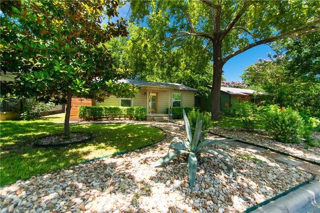 Foto del edificio - 906 E 53rd St