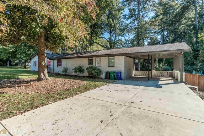 Foto del edificio - 1502 Fama Dr NE