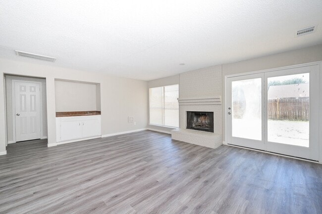 Foto del edificio - 6731 Inwood W Dr