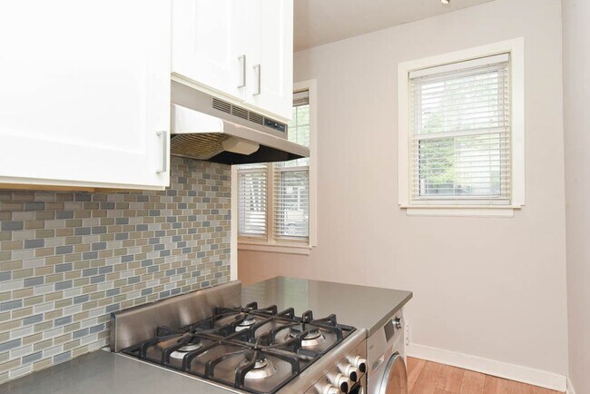 Foto del edificio - 511 W Belmont Ave