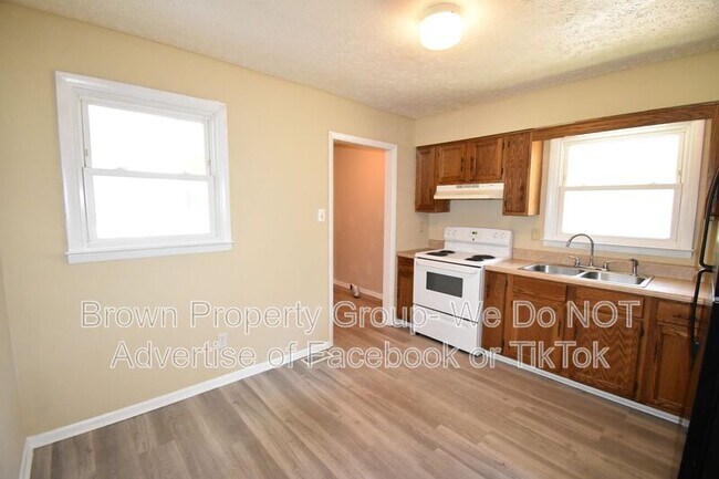 Foto del edificio - 3200 Teakwood Ct