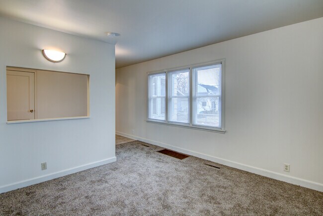 Building Photo - 925 Cedar St