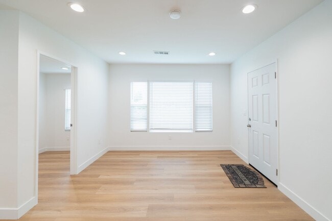 Building Photo - Charming 3 Bedrooms 2 Bathrooms Home $4,00...