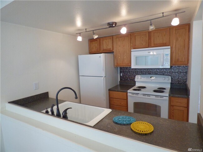 Building Photo - 2 bed / 1 bath Ground Floor North Creek Co...