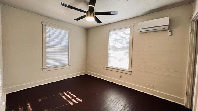 Building Photo - 1625 W 12th St