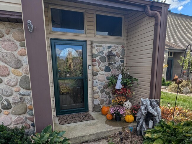 Foto del edificio - 607 Tamarack Dr W