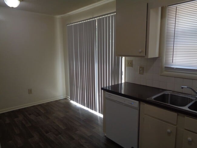 Building Photo - Townhouse Apartment in Convenient Kernersv...
