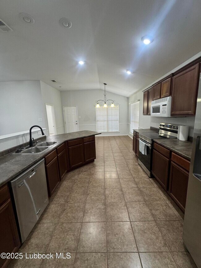 Foto del edificio - 9304 Primrose Avenue