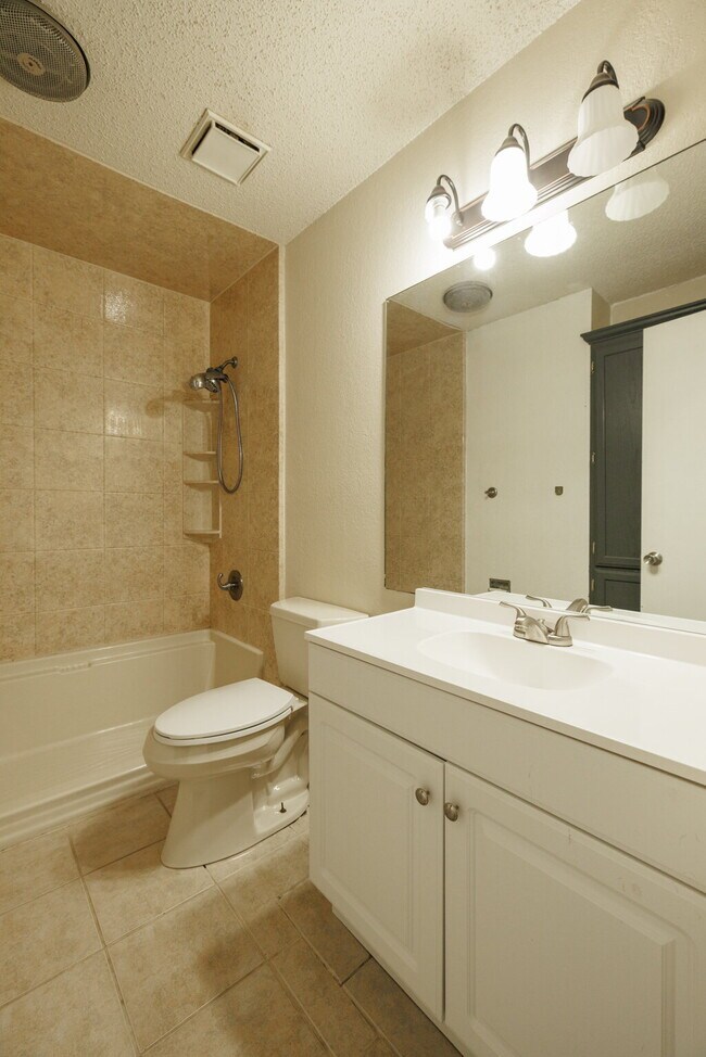 Foto del edificio - For Lease