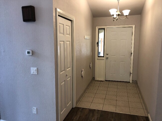 Foto del edificio - 181 Erickson Ct E