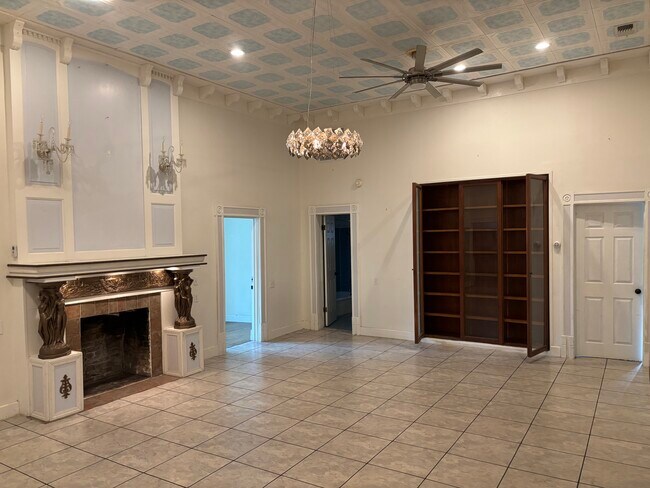 Sala de estar - 437 W Magnolia Ave