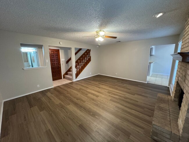 Building Photo - GREAT FLOORPLAN W/ HUGE MSTR BEDROOM UPSTA...