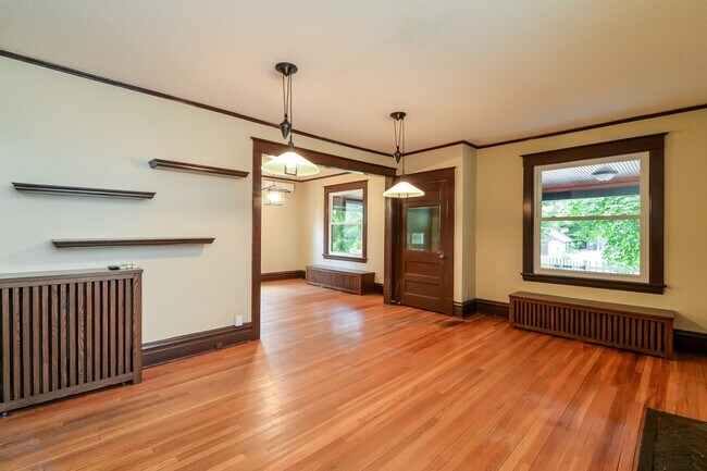 Building Photo - 1082 Linwood Ave