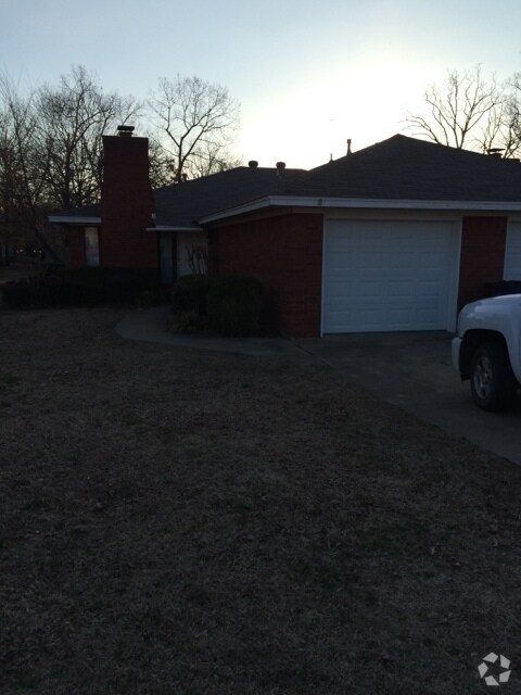Building Photo - 8607-8607 Southridge Dr