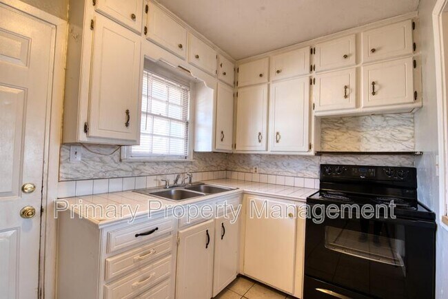 Photo - 4600 N Hamilton Dr House