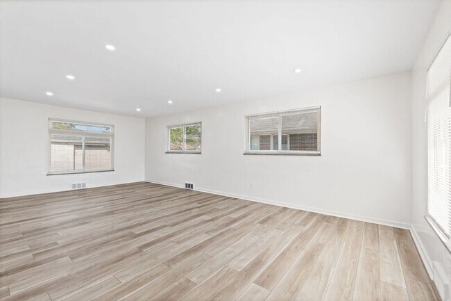 Foto del edificio - 2780 St Joseph Ave